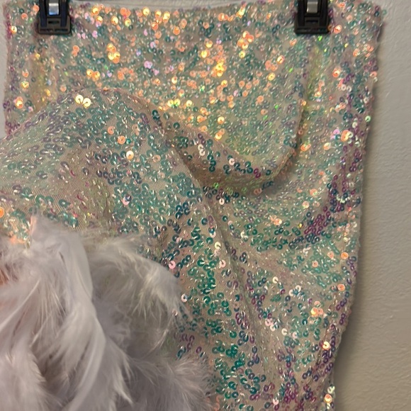 Urban Outfitters Glamorous NWOT Iridescent Sequin Feather Trim Mini Skirt lover - Picture 6 of 9